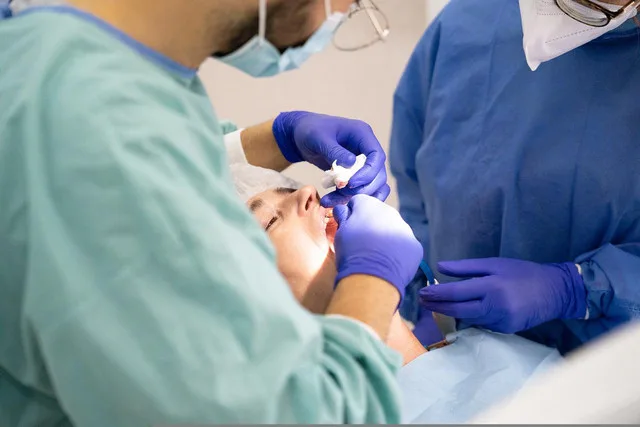 Na czym polega proces leczenia ozonem zęba i jak go wykonać?